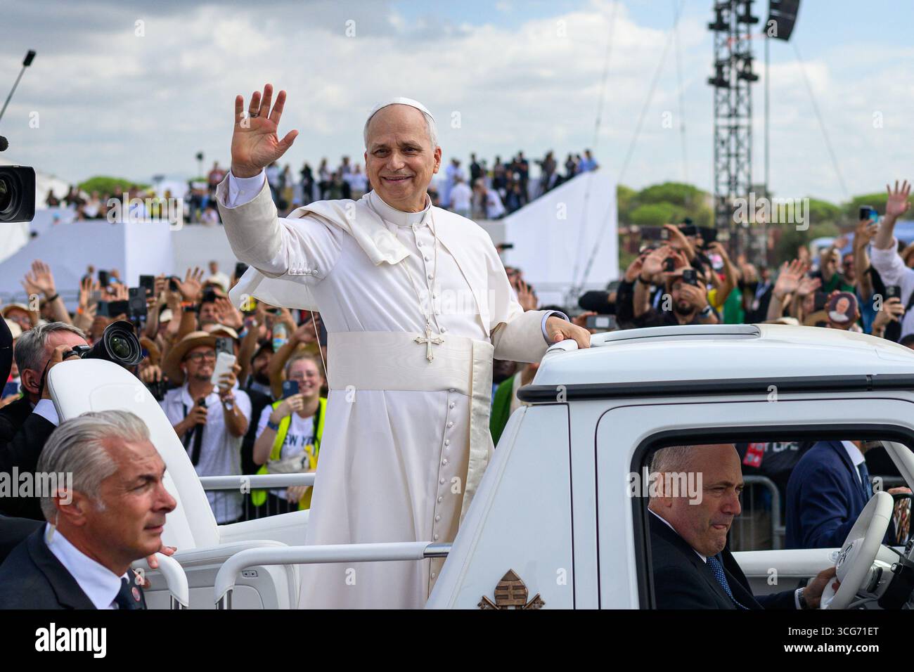 Papst Leo XIV. Segnete die Menschenmassen, als er nach der Abschlussmesse des Jugendarbeitsjubiläums im Lager Tor Vergata in Rom, Italien, verreist. Stockfoto