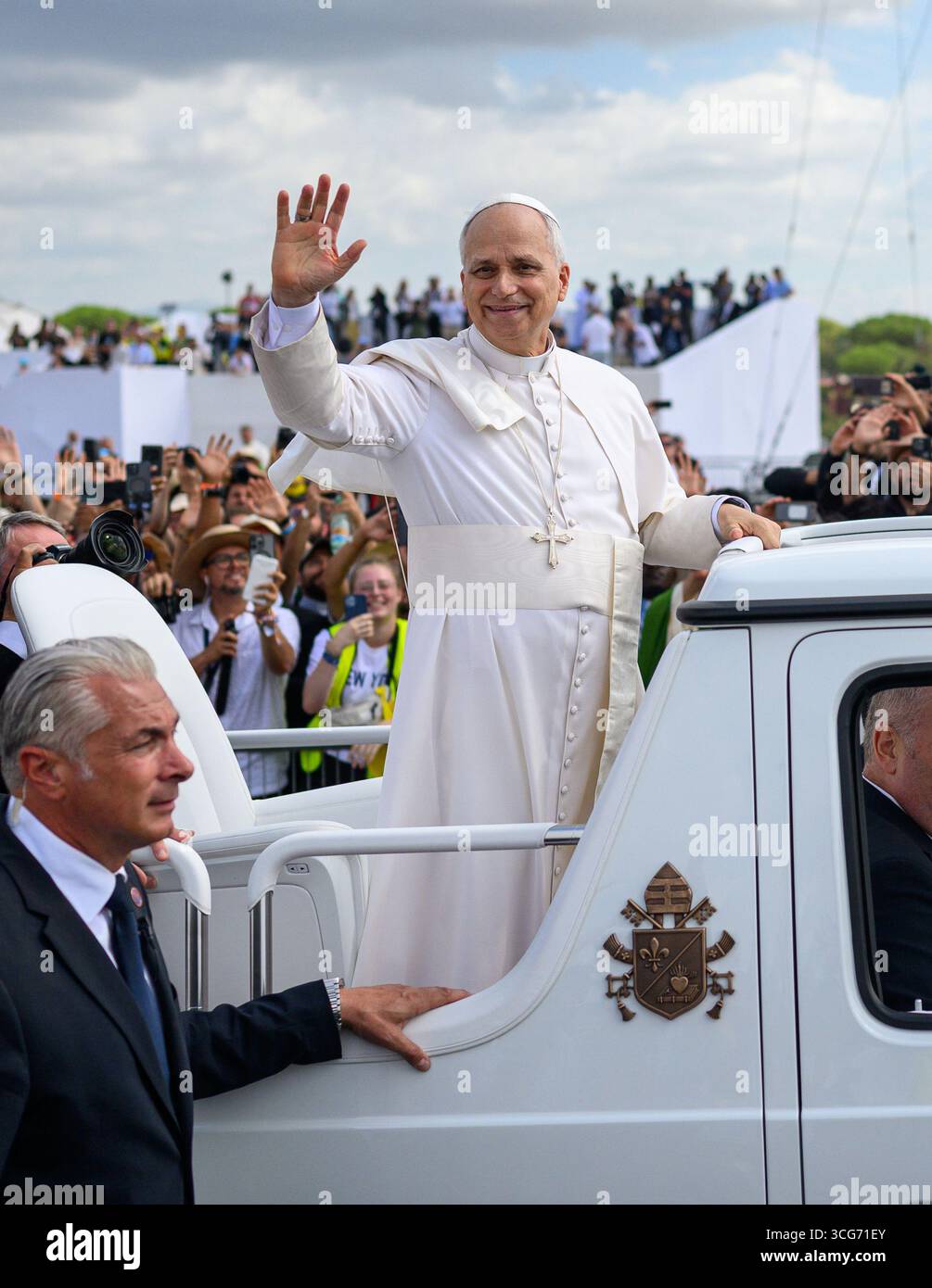 Papst Leo XIV. Segnete die Menschenmassen, als er nach der Abschlussmesse des Jugendarbeitsjubiläums im Lager Tor Vergata in Rom, Italien, verreist. Stockfoto