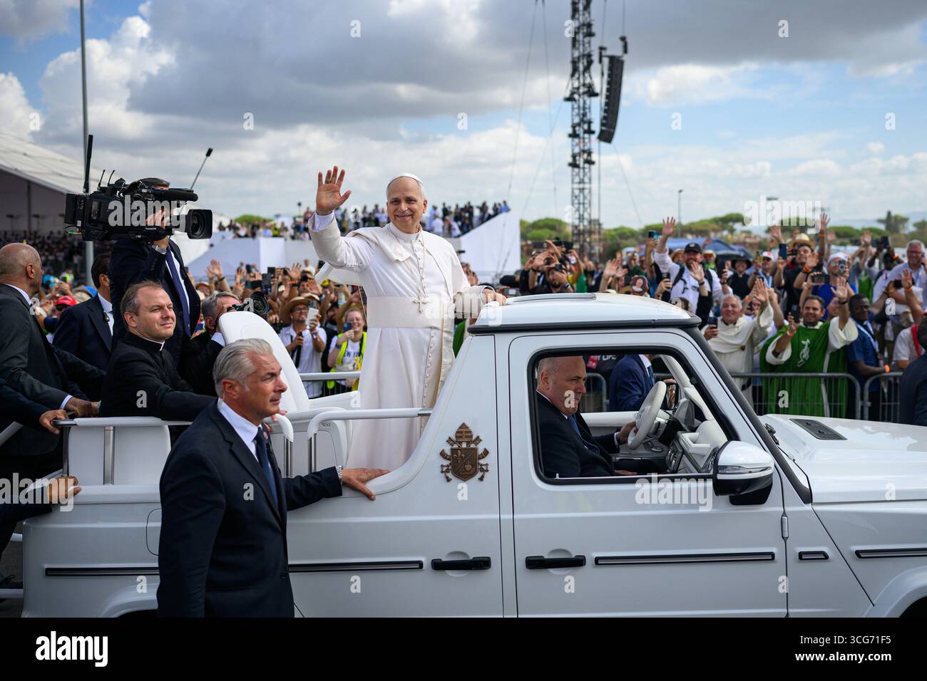 Papst Leo XIV. Segnete die Menschenmassen, als er nach der Abschlussmesse des Jugendarbeitsjubiläums im Lager Tor Vergata in Rom, Italien, verreist. Stockfoto