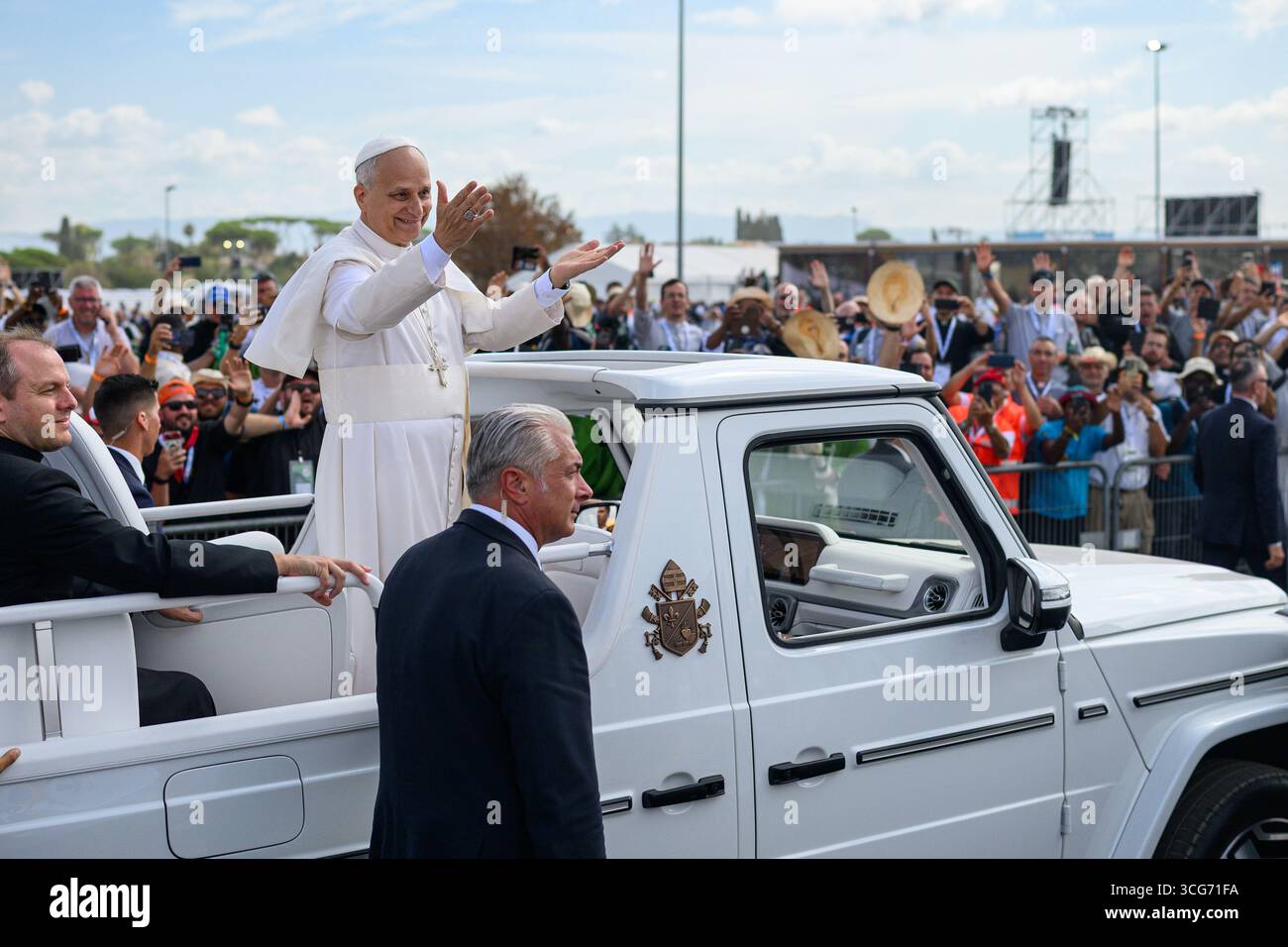 Papst Leo XIV. Segnete die Menschenmassen, als er nach der Abschlussmesse des Jugendarbeitsjubiläums im Lager Tor Vergata in Rom, Italien, verreist. Stockfoto