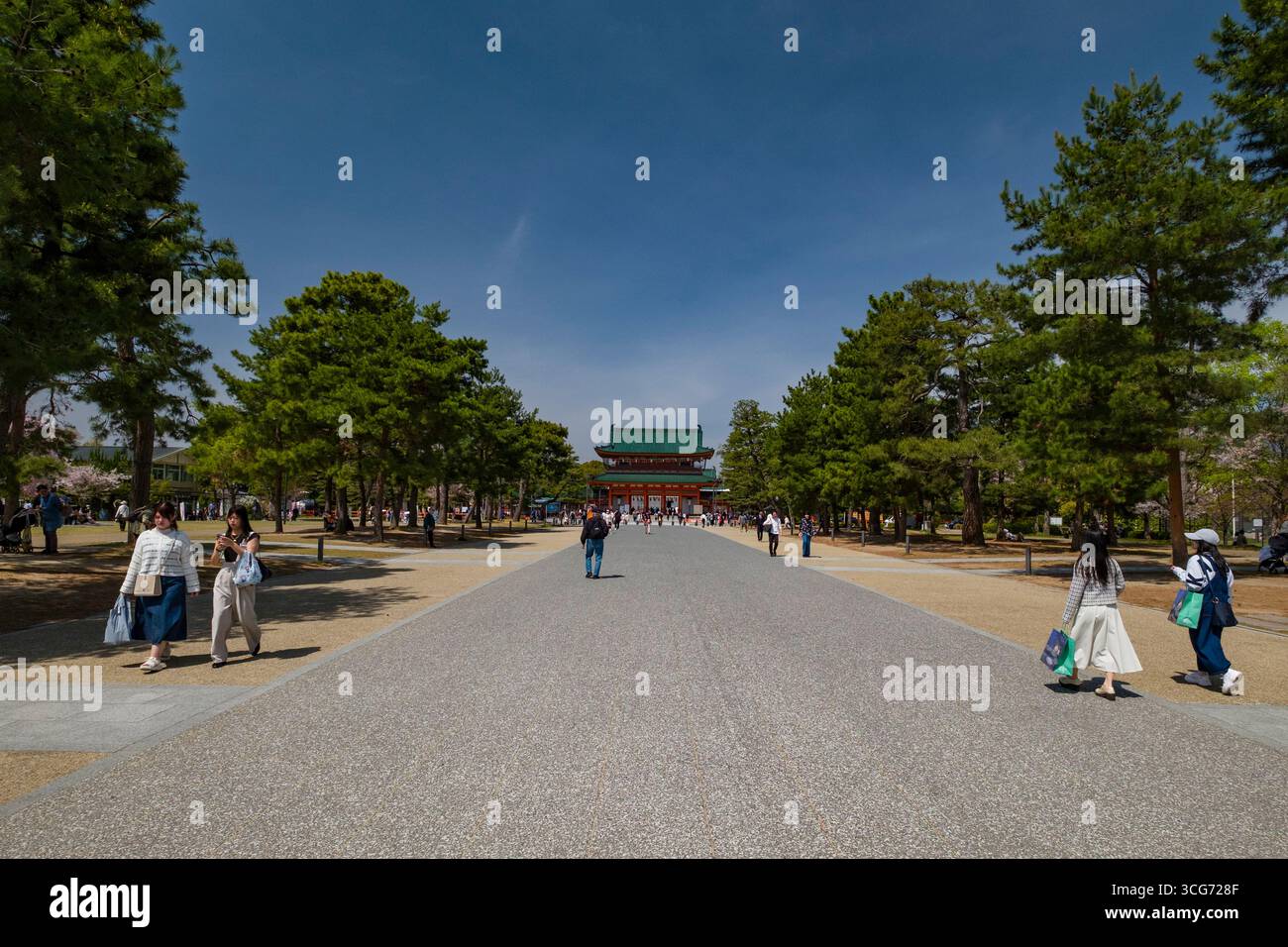 Leute gehen auf der Jingumichi Dori Avenue in Richtung Heian Jingu Outemmon Gate, Okazaki Park, Okazaki Saishojicho, Sakyo Ward, Kyoto, Japan Stockfoto