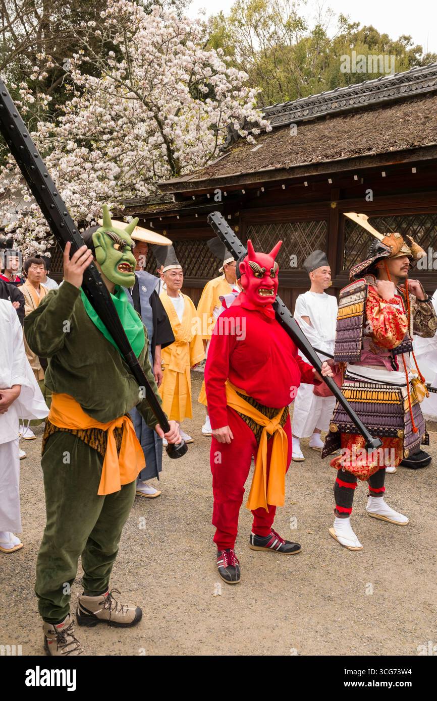 Rote und grüne Oger, die Eisenklubs halten, bevor das Okasai Kirschblütenfest im Hirano-Schrein, Hirano Miyamotocho, Kita Ward, Kyoto beginnt Stockfoto