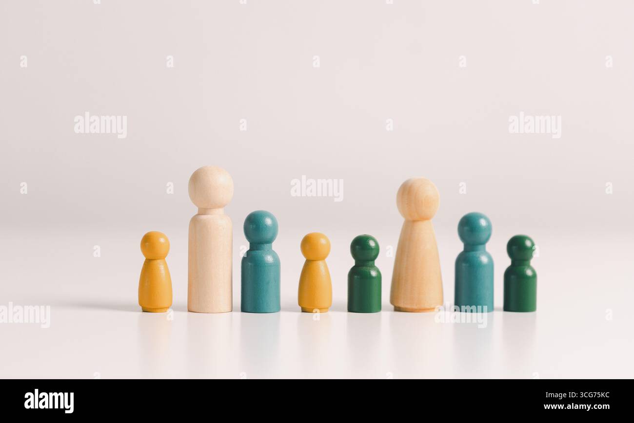 Das Konzept von Vielfalt, Inklusion und Gleichheit wird im Team hervorgehoben, Holzelemente, die Führung, Autorität, Einfluss, starke Kommunikation Stockfoto