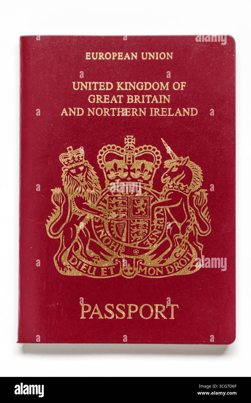 Ein burgunderfarbener britischer Pass auf einer flachen Oberfläche mit dem dunkelroten Cover und dem goldenen Emblem, das das Design der Europäischen Union darstellt. Stockfoto