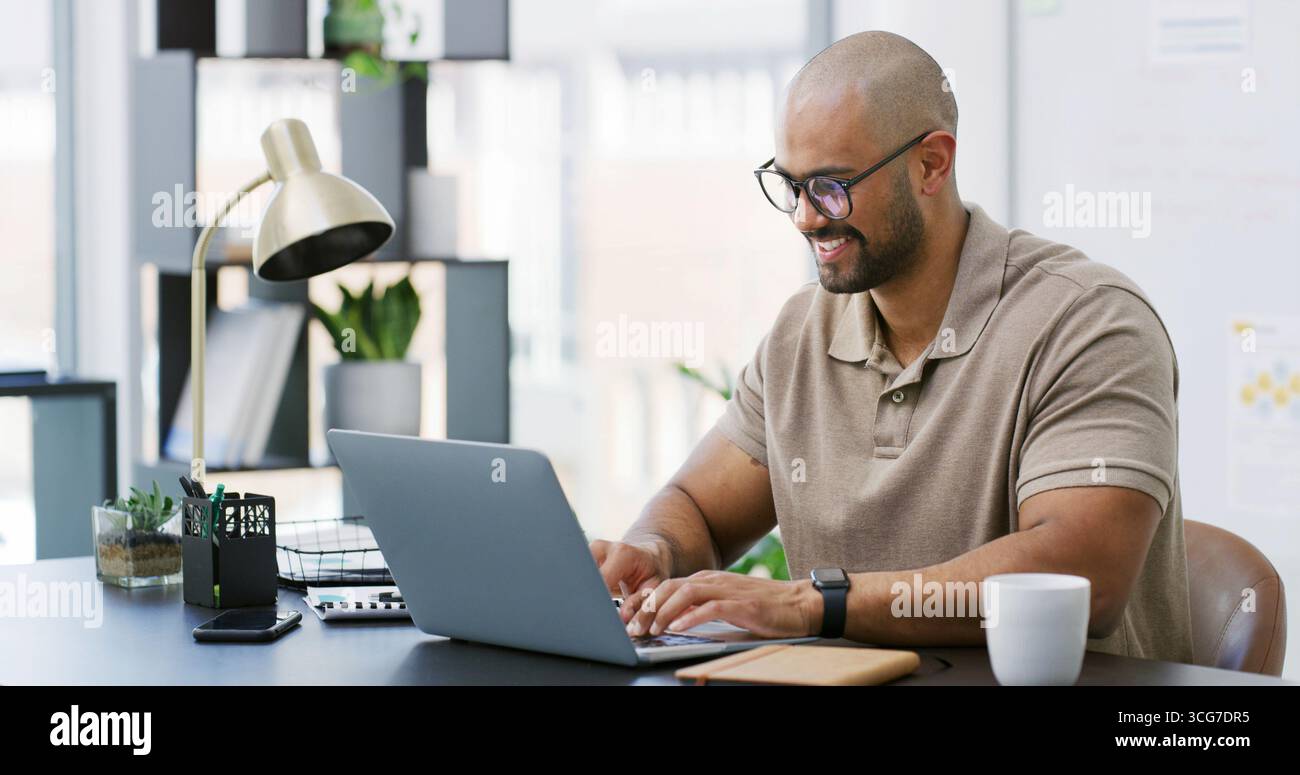 Büro, Mitarbeiter und Mann mit Laptop, Tippen und Lächeln für Fehlersuche, Brille und Code-Überprüfung. Business, Software Engineer und Person mit Stockfoto