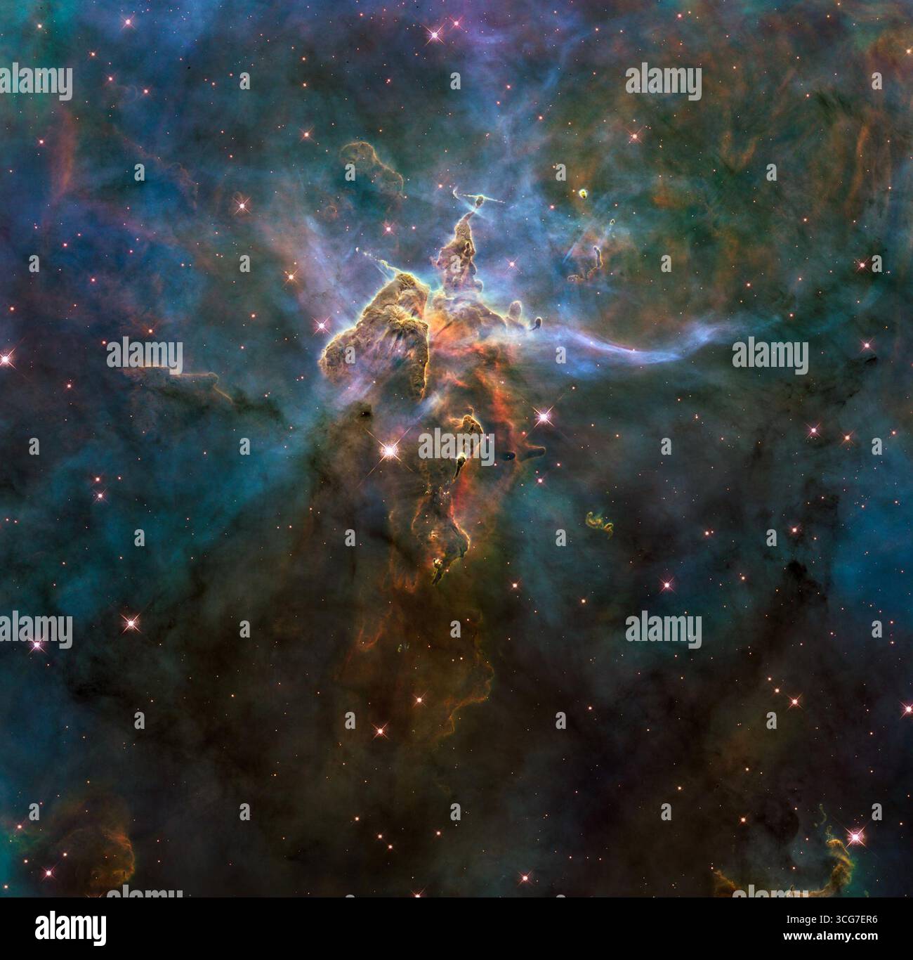 Das NASA Hubble Space Telescope-Bild erfasst die chaotische Aktivität auf einer 3 Lichtjahre hohen Säule aus Gas und Staub, die vom brillanten Licht der nahen hellen Sterne aufgefressen wird. Die Säule wird auch von innen angegriffen, während Kleinststerne, die darin begraben sind, Gasstrahlen abfeuern, die von hohen Gipfeln strömen. Diese turbulente kosmische Spitze liegt in einer stürmischen Sternschule namens Carina-Nebula, 7.500 Lichtjahre entfernt im südlichen Sternbild Carina. Hubble beobachtete die Säule am 1.-2. Februar 2010. Kredit: NASA, ESA; M. Livio; STScI Stockfoto