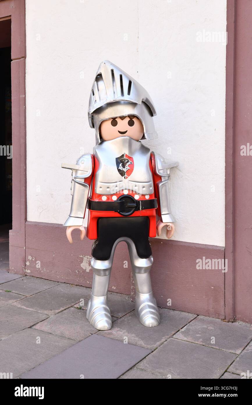 Ettlingen, Deutschland - 13. August 2025: Große Playmobil-Ritter-Spielzeugfigur auf der Straße Stockfoto