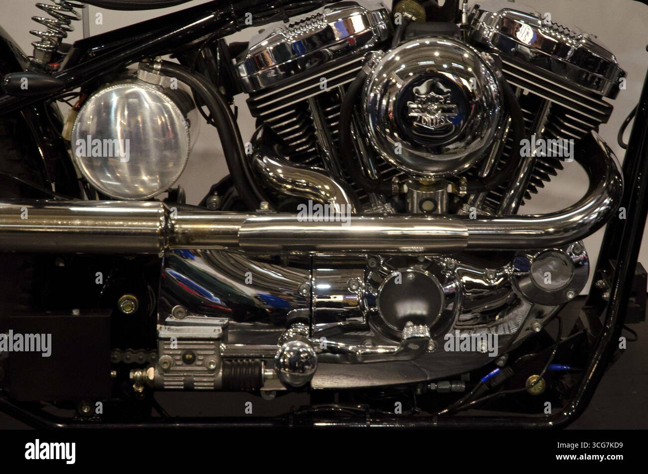 Detailansicht eines polierten Motorradmotors mit sichtbaren Bauteilen, dortmund, deutschland Stockfoto