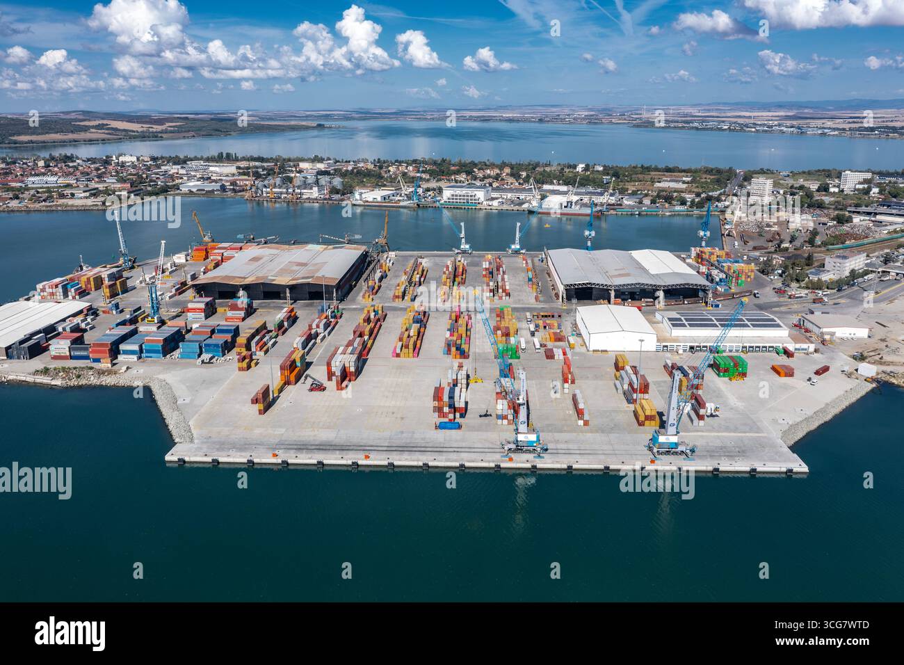 Luftaufnahme des neuen Containerentladeterminals des Hafens von Burgas, Bulgarien. Logistik und Transport Stockfoto