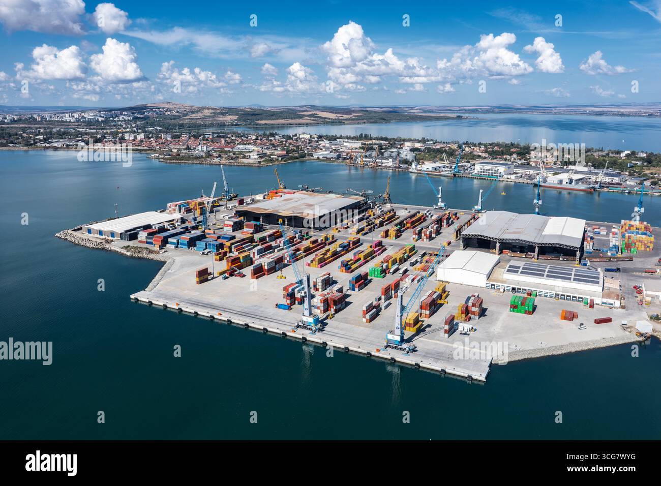 Luftaufnahme des neuen Containerentladeterminals des Hafens von Burgas, Bulgarien. Logistik und Transport Stockfoto