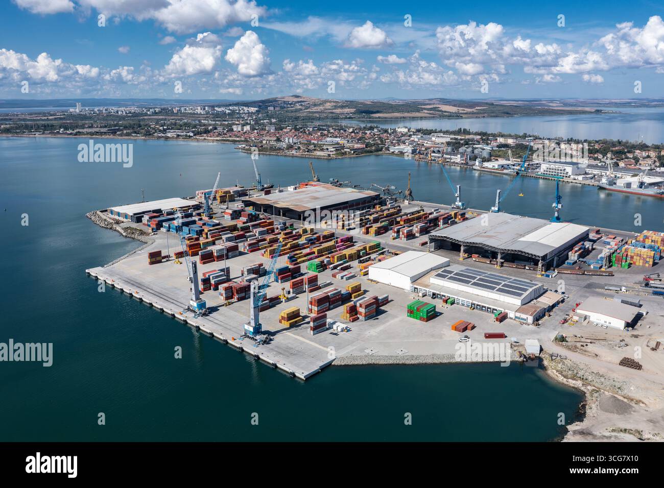 Luftaufnahme des neuen Containerentladeterminals des Hafens von Burgas, Bulgarien. Logistik und Transport Stockfoto