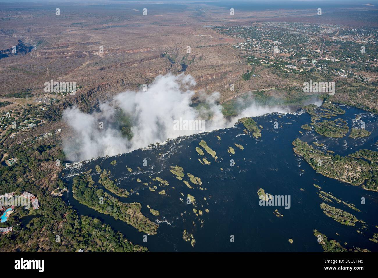 Aus der Vogelperspektive von einem Hubschrauber über die Victoria Falls an der Grenze zwischen Sambia und Simbabwe, Viktoria Falls, Simbabwe, Afrika Stockfoto