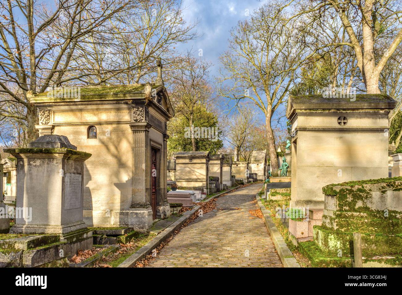 Verzierte Gedenkgräber auf dem Friedhof Père Lachaise, Paris 75020, Frankreich. Stockfoto