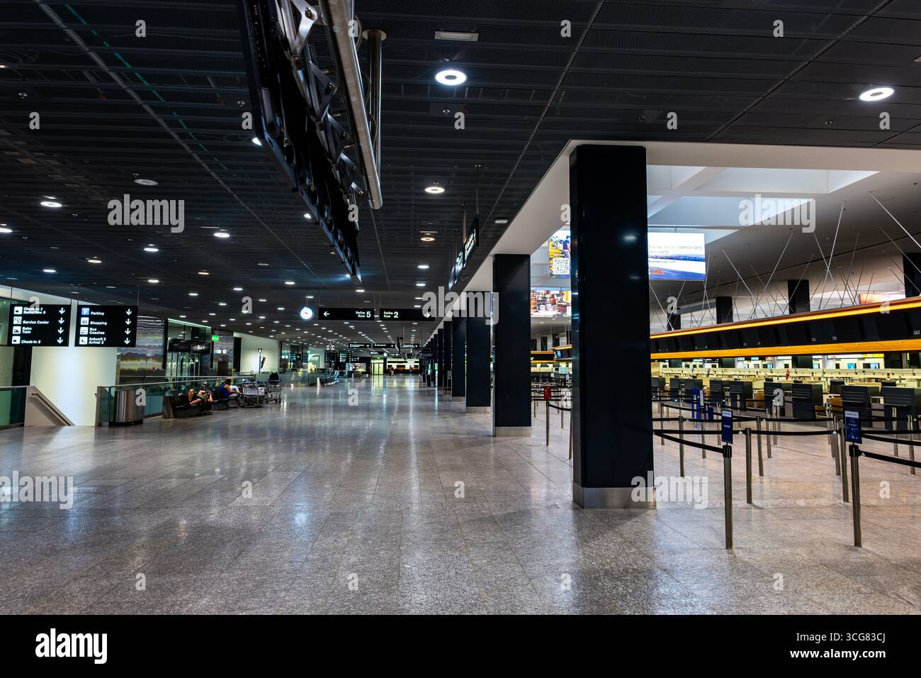 Beleuchteter und leerer Check-in-Schalter am Flughafen Zürich bei Nacht in Kloten, Zürich, Kanton Zürich, Schweiz. Stockfoto