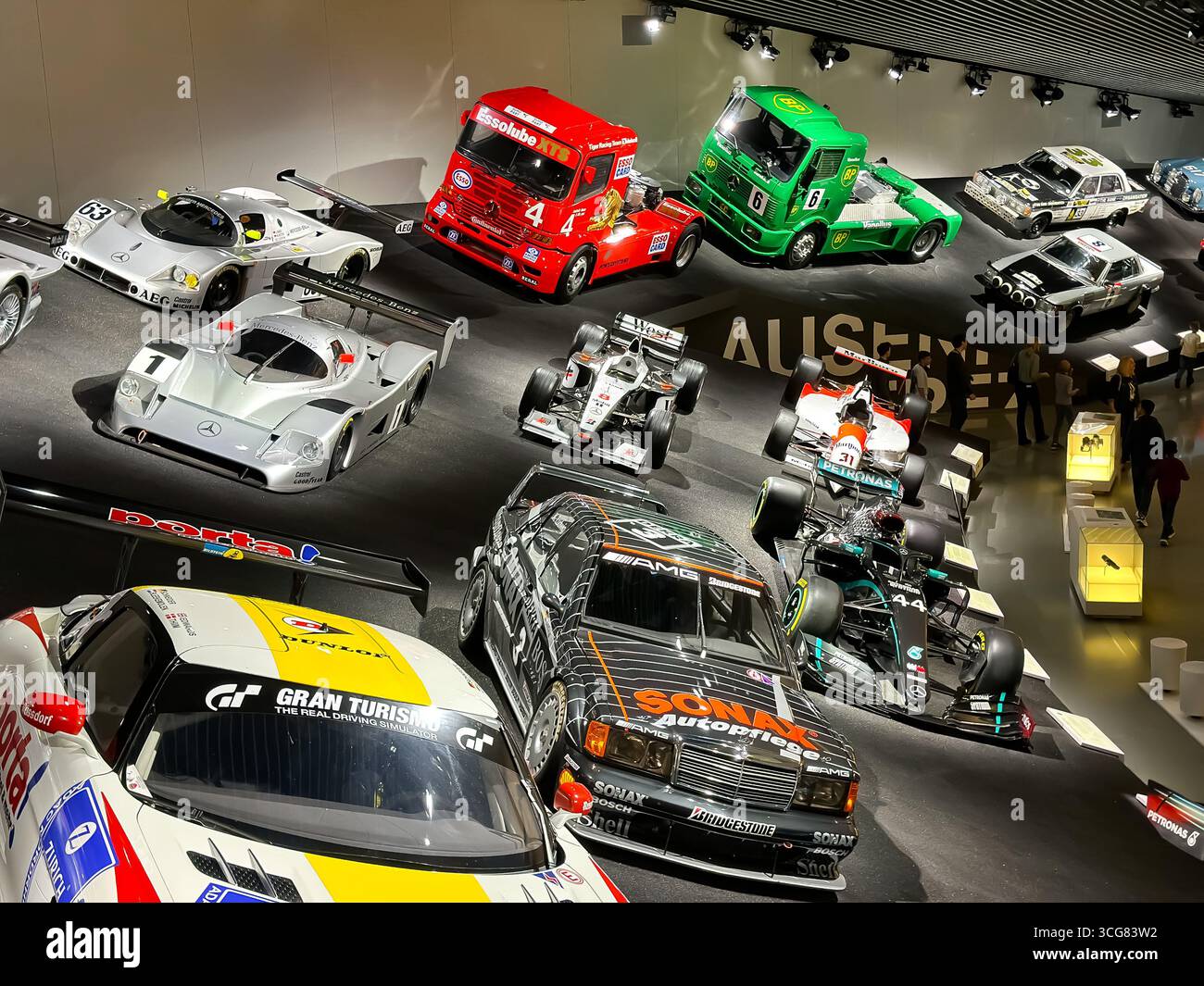 Ausstellung von Mercedes-Benz Rennwagen und -Lkw vom Klassiker bis zur Formel 1 im Stuttgarter Museum. Stockfoto