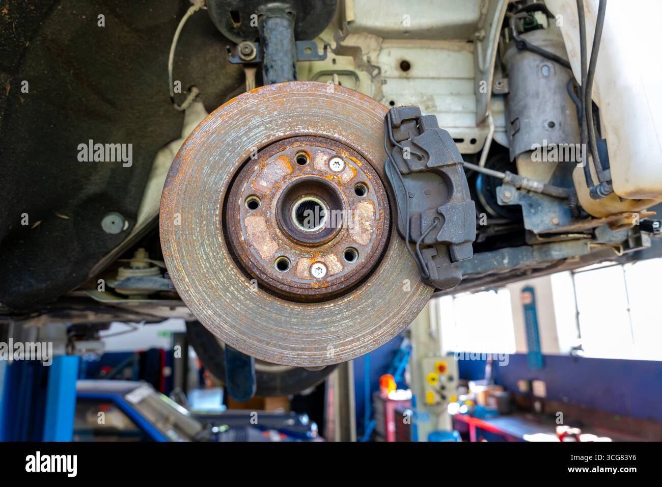 Auto mit Scheibenbremsen und Stoßdämpfern in der Schweiz. Stockfoto
