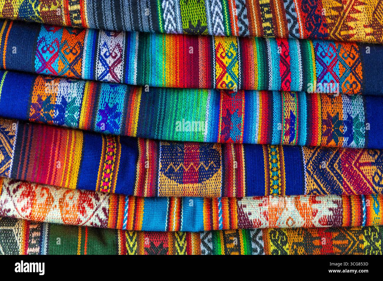 Traditionelle einheimische Textilien aus den Anden, Otavalo Kunst- und Handwerksmarkt, Ecuador. Stockfoto Traditionelle einheimische Textilien aus den Anden, Otavalo Kunst- und Handwerksmarkt, Ecuador. Stockfoto