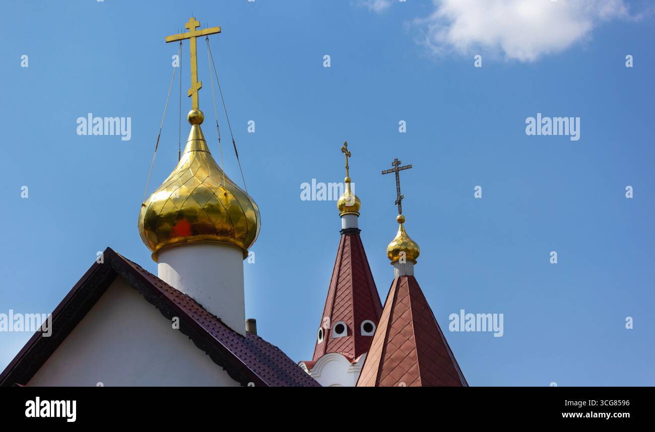 Kuppeln der orthodoxen Kirche in Minsk, Weißrussland Stockfoto