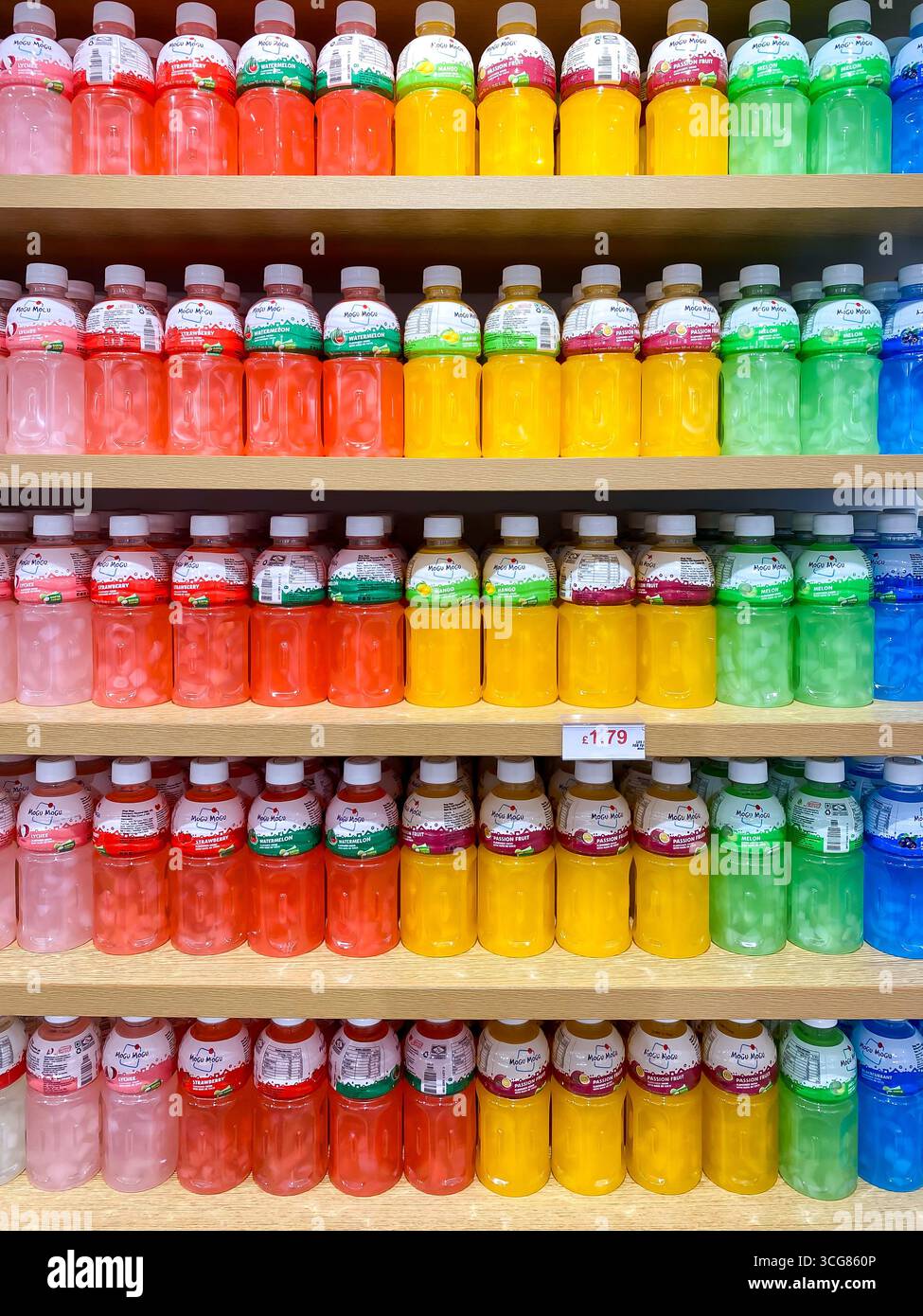 Farbenfrohe Flaschen von Mogu Mogu, einer Marke mit Fruchtgeschmack, mit Stücken Nata de Coco (Kokosgelee), die in den Regalen in einem Geschäft ausgestellt werden. - Smartphone-aufgenommenes Stockfoto