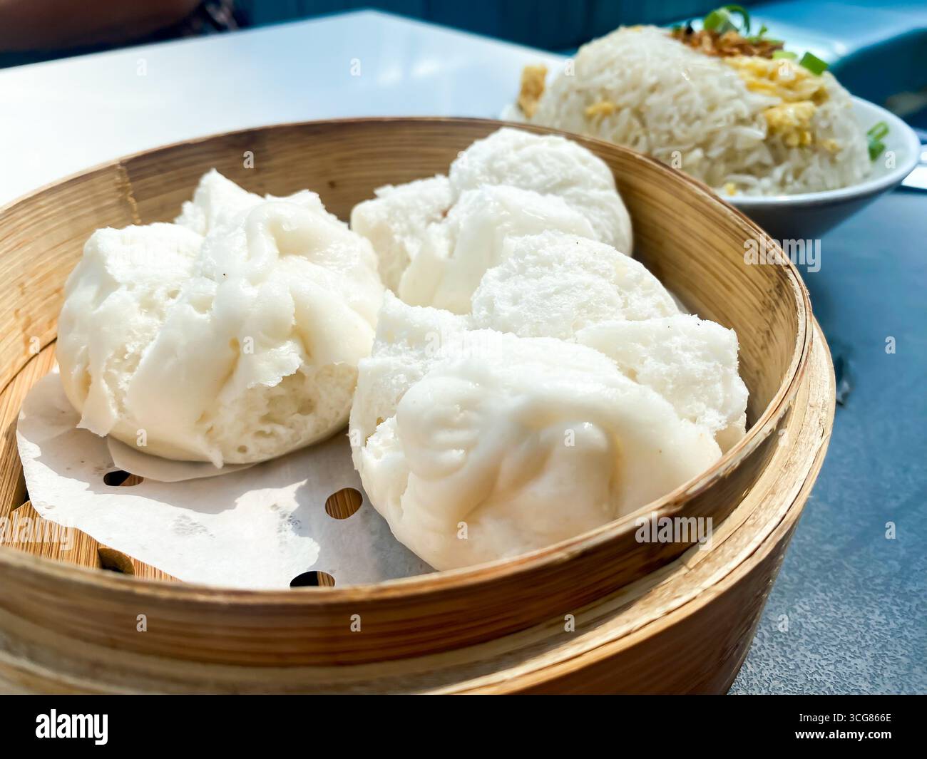 Gedämpfte Brötchen gefüllt mit einer Schweinefleisch-Füllung in einem Dampfkorb Stockfoto