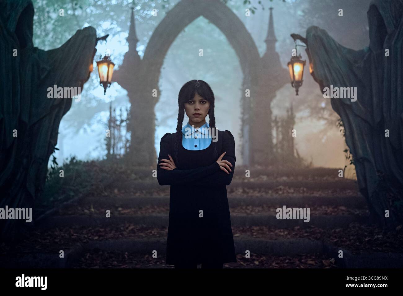 Mittwoch (2022) TV-Serie von Alfred Gough und Miles Millar unter der Regie von Tim Burton mit Jenna Ortega, Emma Myers und Gwendoline Christie. Eine übernatürliche Mystery Comedy nach Mittwoch Addams, als sie die Nevermore Academy besucht und eine Reihe von Tötungen untersucht, während sie ihre aufkommenden psychischen Fähigkeiten verfeinert. Werbefoto von Staffel 2 NUR FÜR REDAKTIONELLE ZWECKE. Quelle: BFA / Bernard Walsh / Netflix Stockfoto
