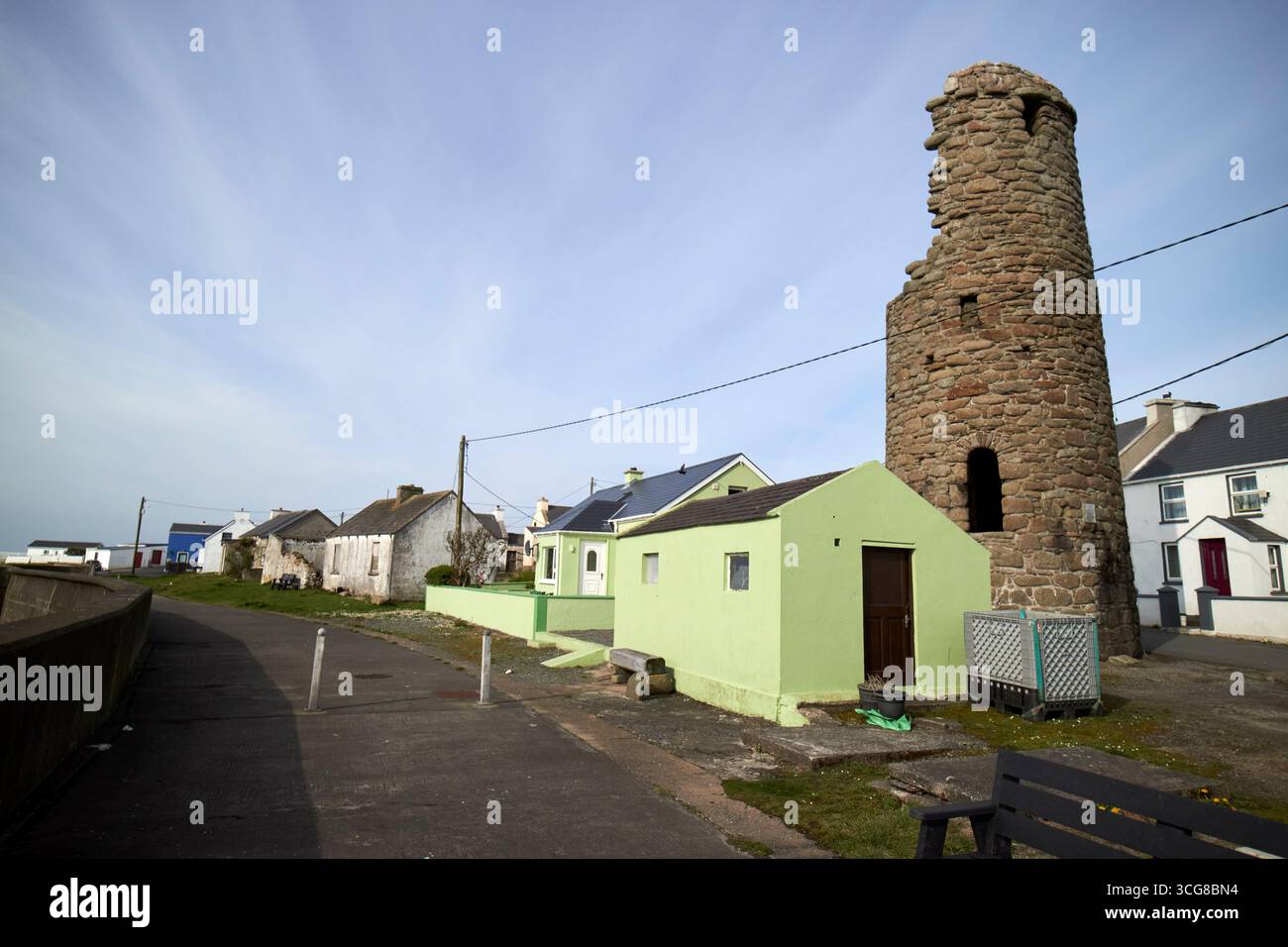 Ein Rundturm, der von dem Kloster auf der Insel County donegal republik irland überliefert ist Stockfoto