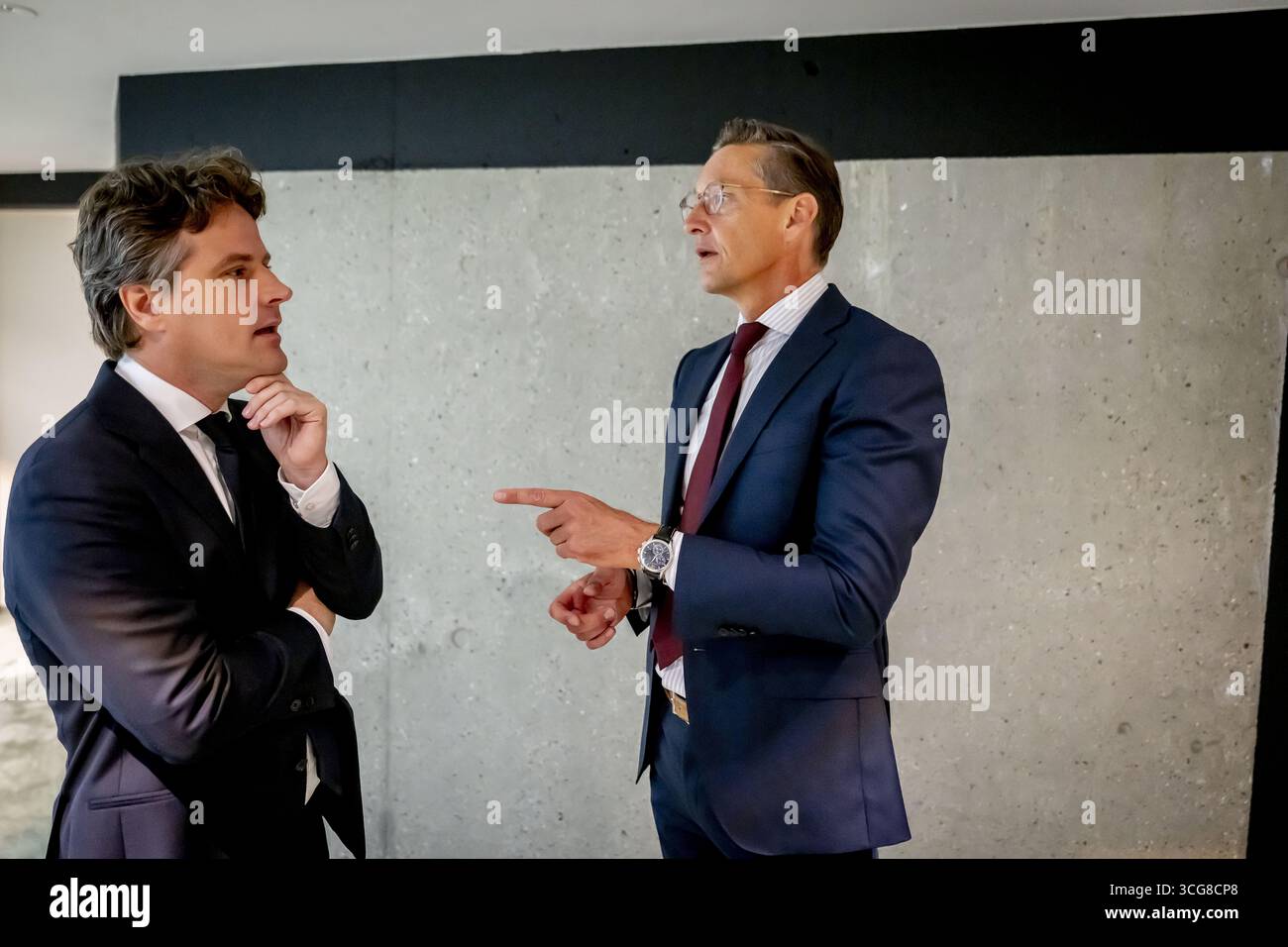 Den Haag, Niederlande. August 2025. DEN HAAG - Henri Bontenbal CDA und Joost Eerdmans J21 während der Aussprache. Das Repräsentantenhaus diskutiert derzeit die düstere Situation, nachdem der NSC das Kabinett verlassen hat. Auch die PVV verließ sie früher. ANP /HOLLANDSE HOOGTE /ROBIN UTRECHT niederlande Out - belgien Out Credit: ANP/Alamy Live News Stockfoto