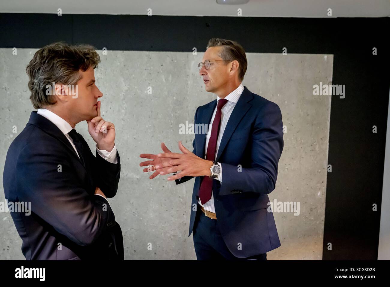 Den Haag, Niederlande. August 2025. DEN HAAG - Henri Bontenbal CDA und Joost Eerdmans JA21 während der Aussprache. Das Repräsentantenhaus diskutiert derzeit die düstere Situation, nachdem der NSC das Kabinett verlassen hat. Auch die PVV verließ sie früher. ANP /HOLLANDSE HOOGTE /ROBIN UTRECHT niederlande Out - belgien Out Credit: ANP/Alamy Live News Stockfoto