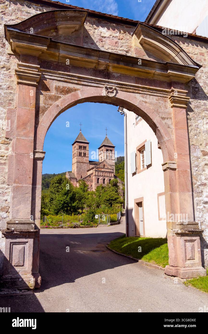 Das Kloster Murbach im Elsass ist eines der ältesten romanischen Gewölbebauten. Das Kloster wurde 727 von Eberhard, Graf von Elsaß, und esta gegründet Stockfoto