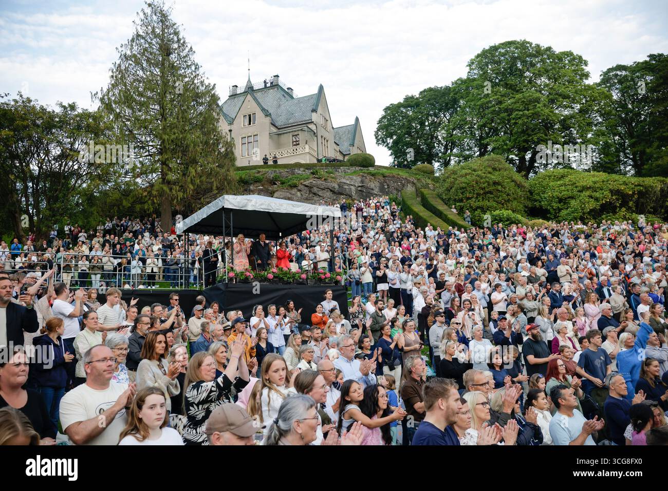 Bergen 20250826. Gamlehaugen i Bergen har vært kongelig offisiell residens i Bergen i hunderte år. Ich habe 100-årsjubileet-Einlader kong Harald, dronning Sonja, Kronprins Haakon og kronprinsesse Mette-Marit til stor feiring med bl.a. utekonsert. Foto: Paul S. Amundsen / NTB dieser Text ist automatisch übersetzt Stockfoto
