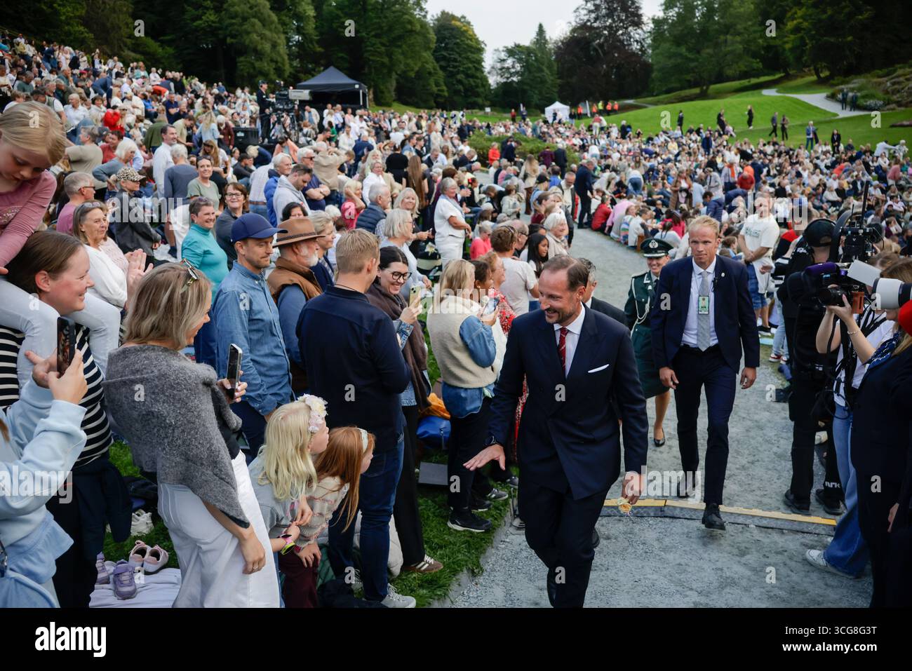 Bergen 20250826. Gamlehaugen i Bergen har vært kongelig offisiell residens i Bergen i hunderte år. Ich habe 100-årsjubileet-Einlader kong Harald, dronning Sonja, Kronprins Haakon og kronprinsesse Mette-Marit til stor feiring med bl.a. utekonsert. Foto: Paul S. Amundsen / NTB dieser Text ist automatisch übersetzt Stockfoto