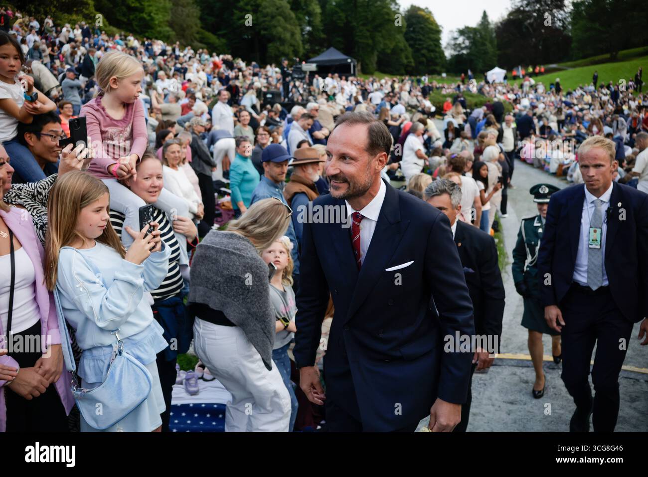 Bergen 20250826. Gamlehaugen i Bergen har vært kongelig offisiell residens i Bergen i hunderte år. Ich habe 100-årsjubileet-Einlader kong Harald, dronning Sonja, Kronprins Haakon og kronprinsesse Mette-Marit til stor feiring med bl.a. utekonsert. Foto: Paul S. Amundsen / NTB dieser Text ist automatisch übersetzt Stockfoto