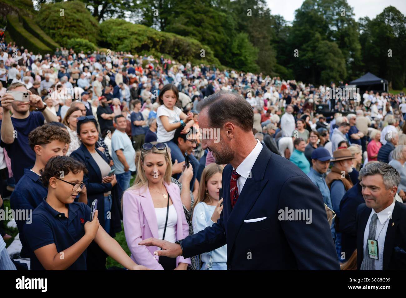Bergen 20250826. Gamlehaugen i Bergen har vært kongelig offisiell residens i Bergen i hunderte år. Ich habe 100-årsjubileet-Einlader kong Harald, dronning Sonja, Kronprins Haakon og kronprinsesse Mette-Marit til stor feiring med bl.a. utekonsert. Foto: Paul S. Amundsen / NTB dieser Text ist automatisch übersetzt Stockfoto
