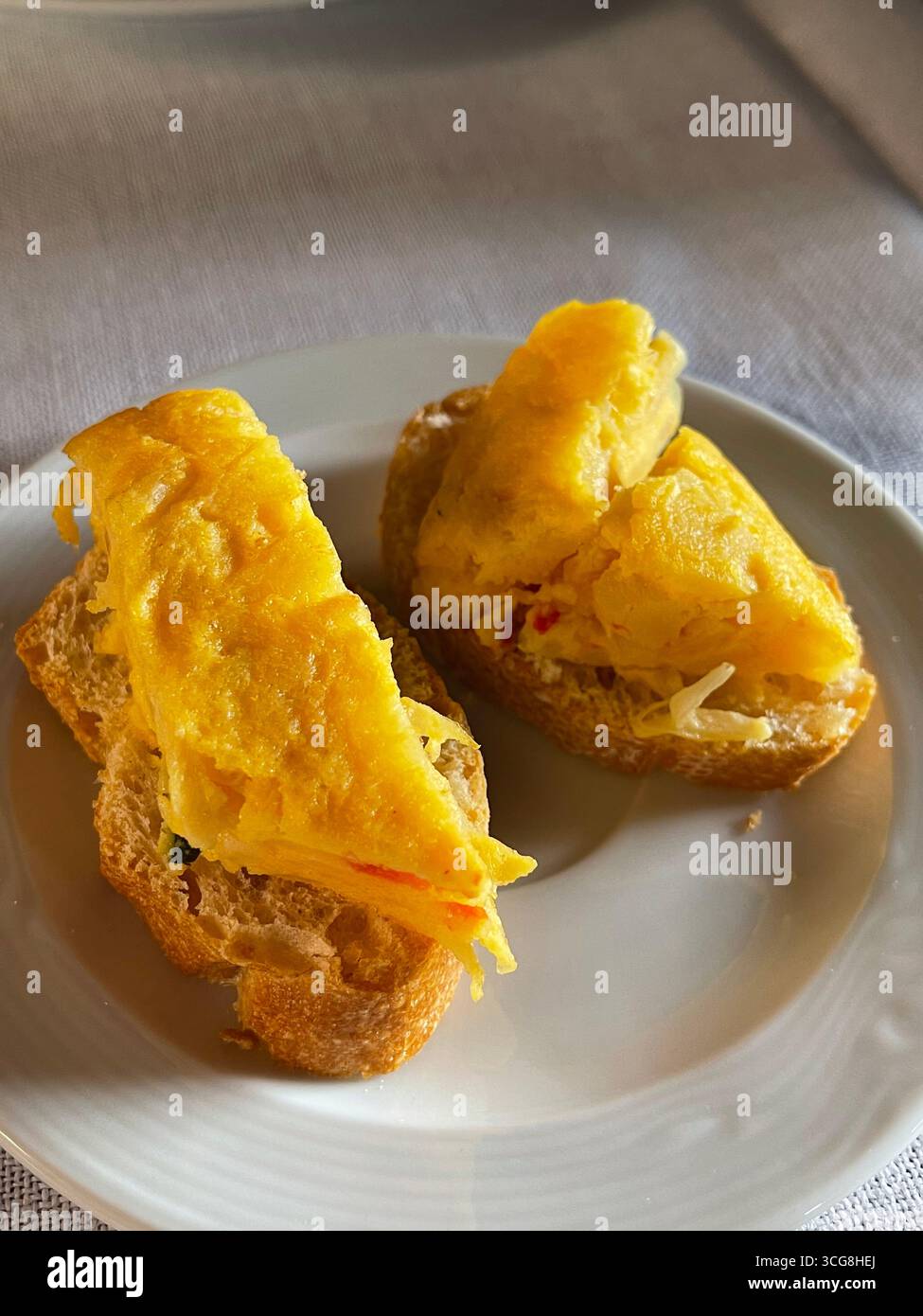 Spanisches Omelett als Tapa. Spanien. - Smartphone-aufgenommenes Stockfoto