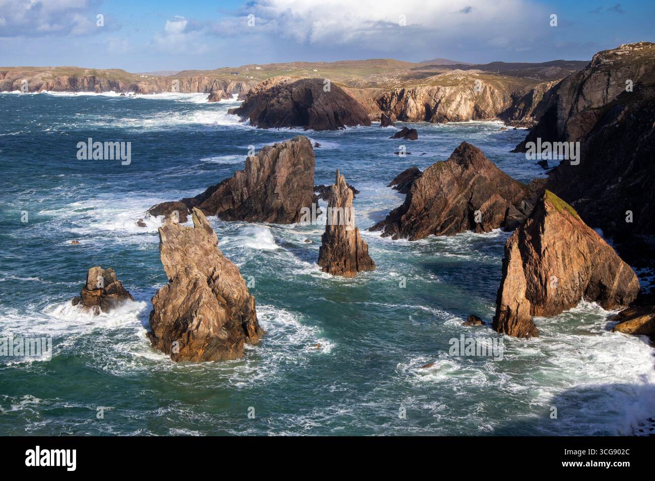 Dramatische Meeresstapel, die sich bei Mangersta aus dem Atlantik erheben Stockfoto