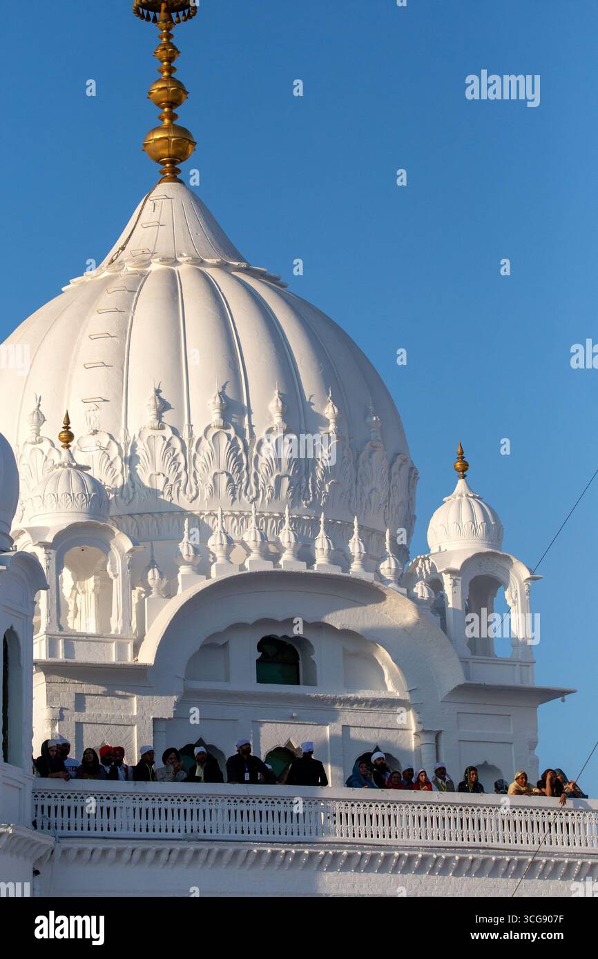 Kartarpur, Pakistan - 9. November 2019: Blick auf die strahlend weiße Kuppel von Gurdwara Darbar Sahib unter einem klaren blauen Himmel, ein Leuchtturm des Glaubens und der Gelassenheit. Stockfoto