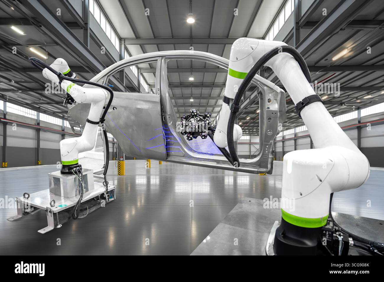 Nahaufnahme des Roboterarms mit hochtechnologischer und präziser Ausrüstung mit tragbarem 3D-Laserscan bei der Inspektion von Fahrzeugteilen im Werk. Stockfoto