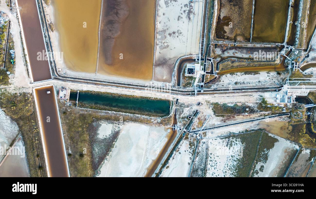 Blick aus der Vogelperspektive auf farbenfrohe Salinen, die ein Flickenteppich aus Erdtönen und geometrischen Formen schaffen und die natürliche Schönheit der Landschaft in Pag, Zadar County, Kroatien, zeigen. Stockfoto