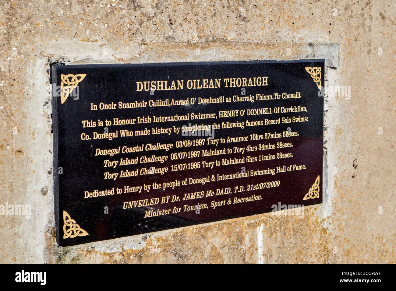 Gedenktafel zu Ehren des irischen Schwimmers henry Odonnell für Rekordschwimmer von und nach der Insel County donegal republik irland Stockfoto