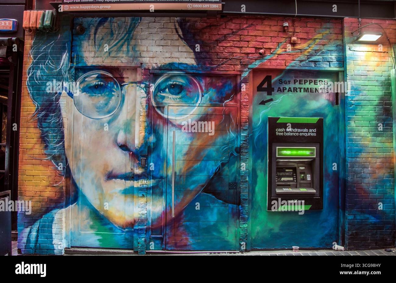 Geldautomaten mit dem klassischen Dekorationsbild von John Lennon, als eine Stadtlandschaft von Liverpool Stockfoto