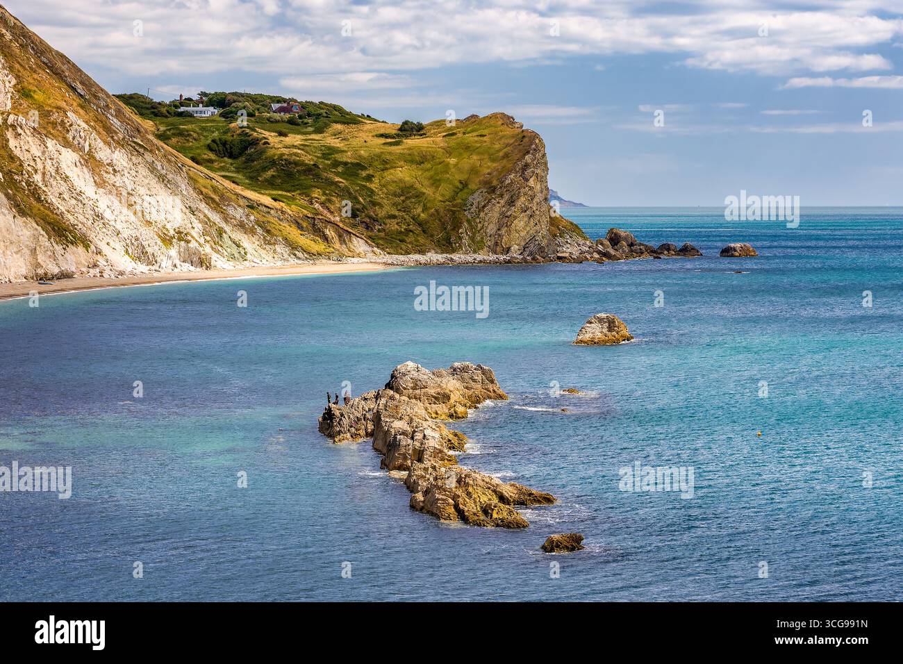 Felsige Küste und türkisfarbenes Meerwasser in der man O' war Bay, Teil des Lulworth Estate Stockfoto