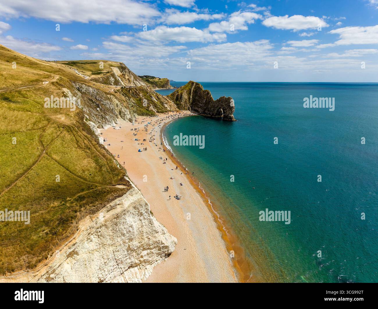 Wunderschöne Sommerlandschaft des Durdle Door Strandes mit Kreidefelsen und türkisfarbenem Meer Stockfoto