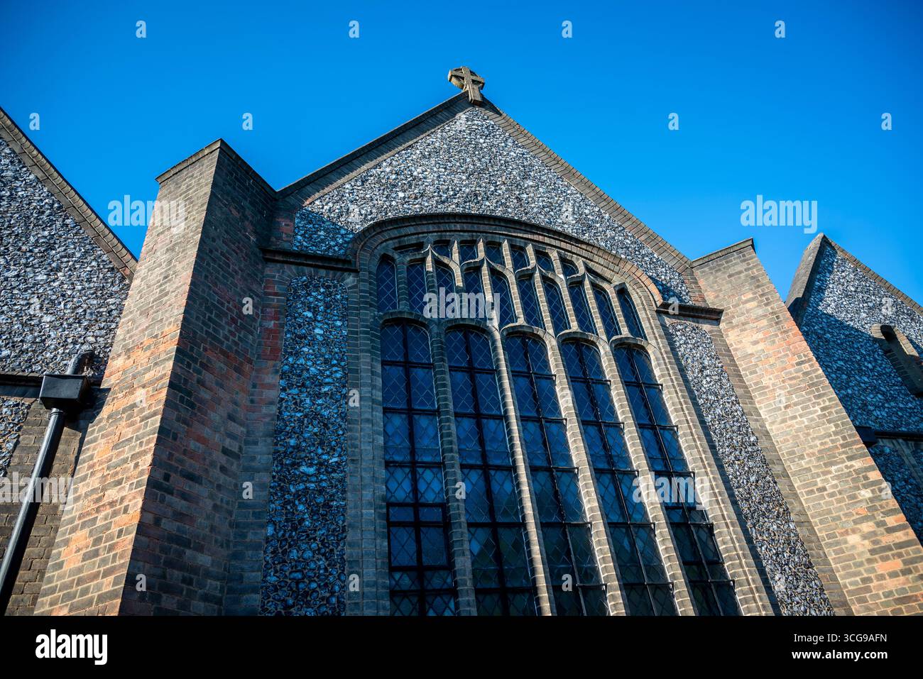 Die Church of St Edmund, Chingford, eine in der Klasse II gelistete Pfarrkirche der Church of England an der Larkswood Road, Chingford, Greater London, England, Großbritannien Stockfoto
