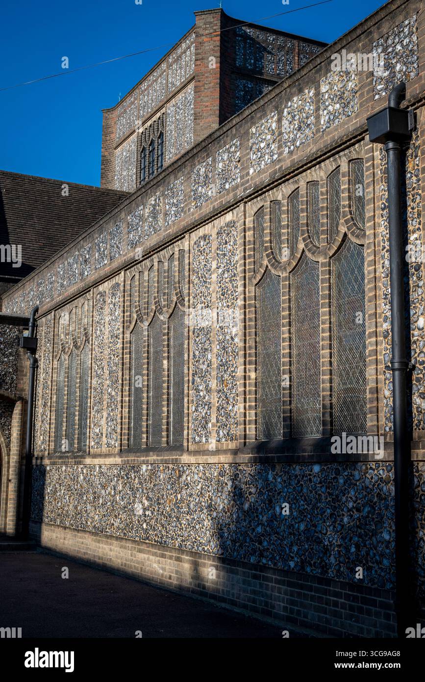 Die Church of St Edmund, Chingford, eine in der Klasse II gelistete Pfarrkirche der Church of England an der Larkswood Road, Chingford, Greater London, England, Großbritannien Stockfoto