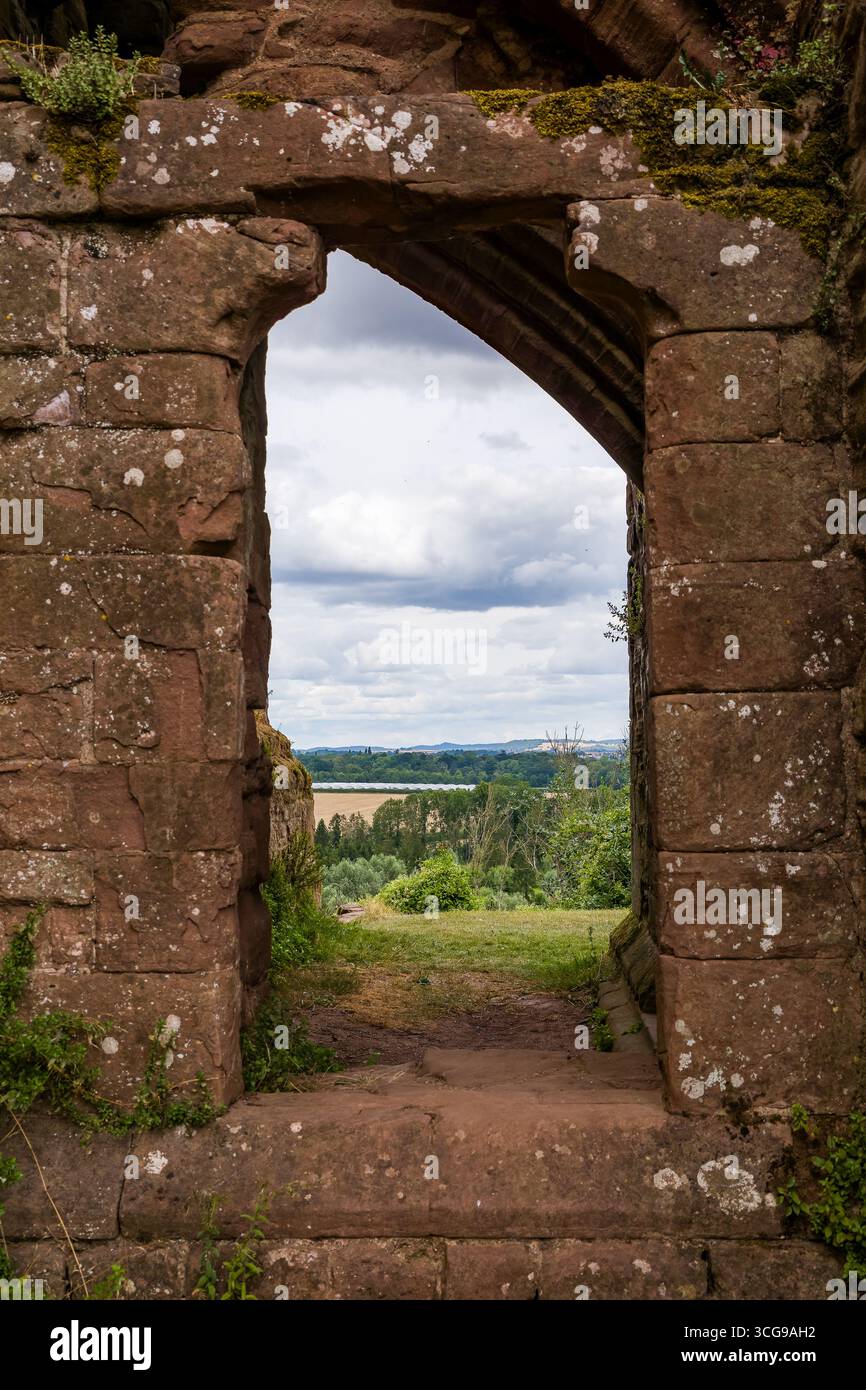 Blick auf die Landschaft des Wye Valley durch ein mittelalterliches Fenster in Goodrich Castle, England Stockfoto