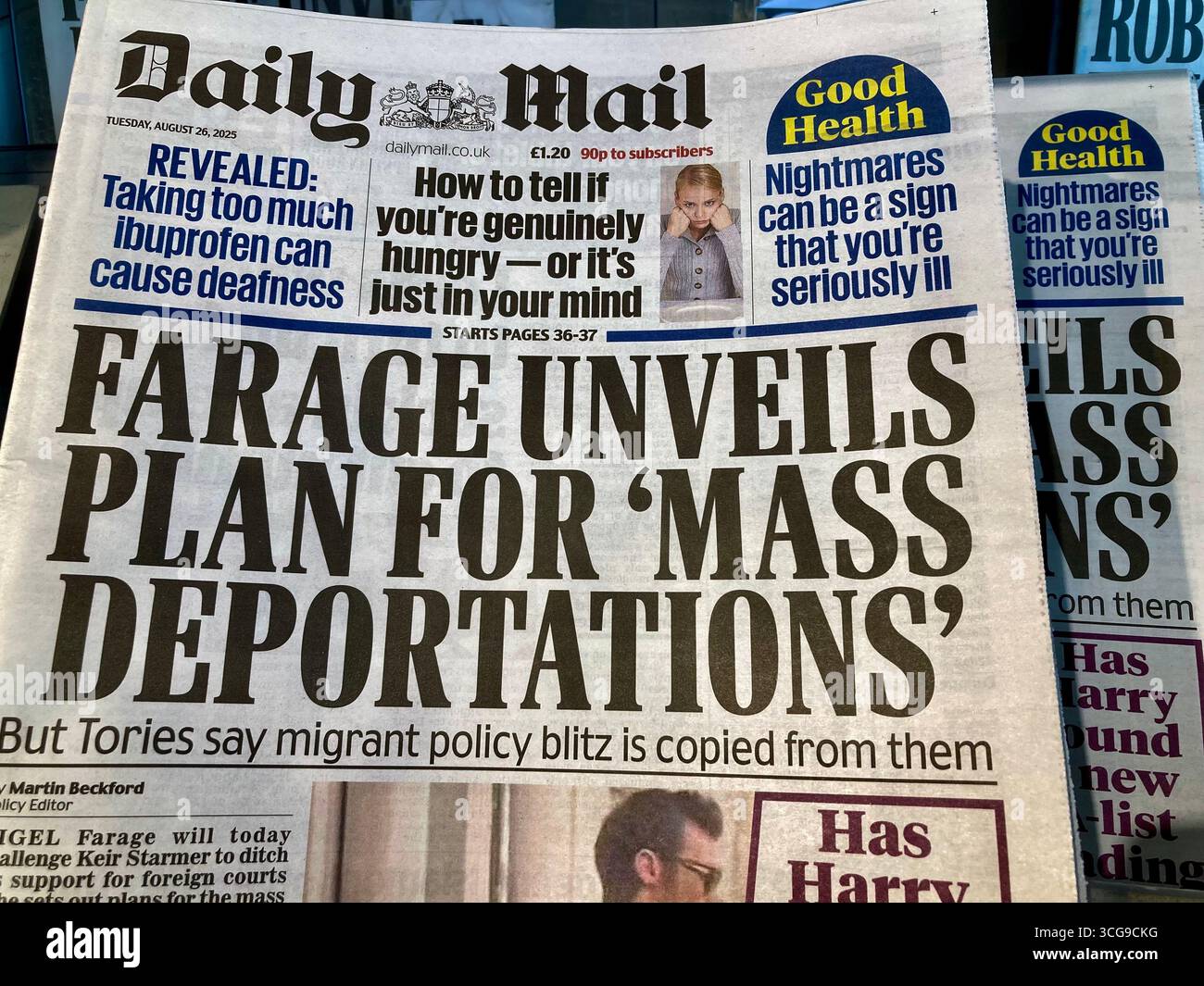 Haltung einer britischen Zeitung gegenüber Nigel Farage of Reform UK-Plan für Massendeportationen von Asylbewerbern, aber Tories sagen, dass dieser politische Sturm von t kopiert wird Stockfoto