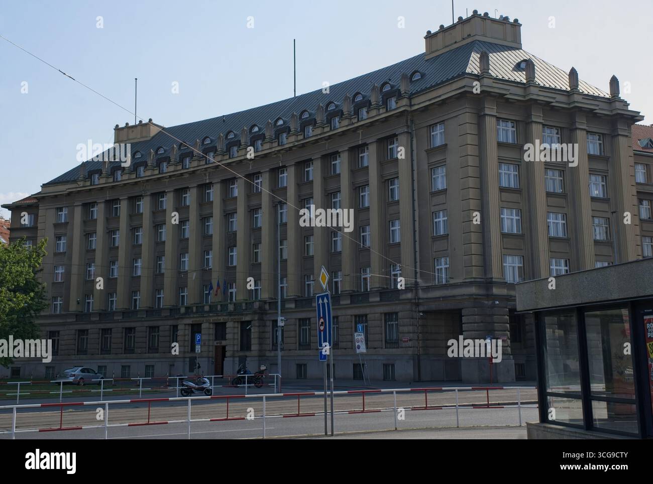 Prag, Tschechien - 14. August 2025: Dieses Gebäude, das heute das Hauptquartier der tschechischen Armee beherbergt, wurde von der SS und der deutschen Armee als Adolf genutzt Stockfoto