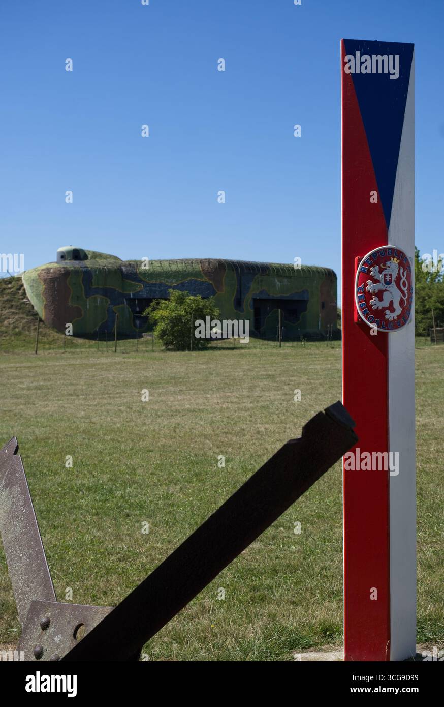 Satov, Tschechien - 19. August 2025: Benesova-Linie. Die tschechoslowakische Grenzschutzlinie wurde zwischen 1935 und 193 gebaut. Sonniger Sommertag. Selektiver Fokus Stockfoto