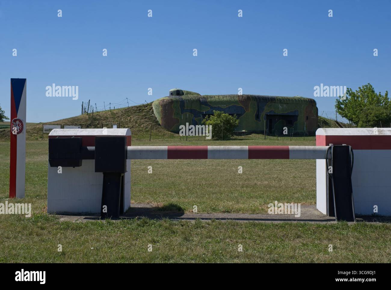 Satov, Tschechien - 19. August 2025: Benesova-Linie. Die tschechoslowakische Grenzschutzlinie wurde zwischen 1935 und 193 gebaut. Sonniger Sommertag. Selektiver Fokus Stockfoto
