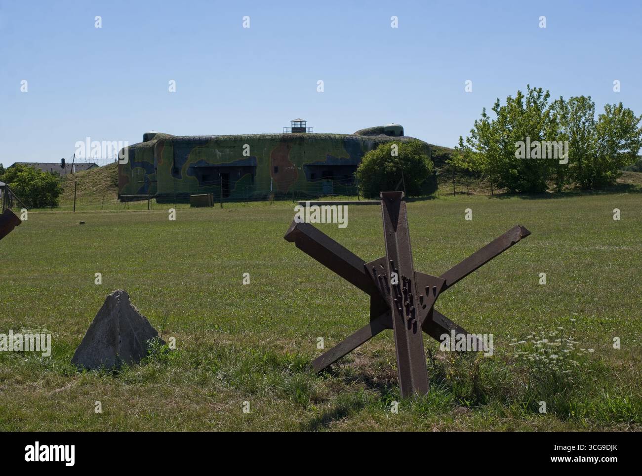Satov, Tschechien - 19. August 2025: Benesova-Linie. Die tschechoslowakische Grenzschutzlinie wurde zwischen 1935 und 193 gebaut. Sonniger Sommertag. Selektiver Fokus Stockfoto